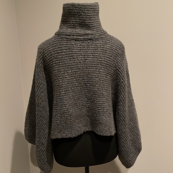 Do Everything In Love Grey Cropped Poncho. One Size - Picture 2 of 13